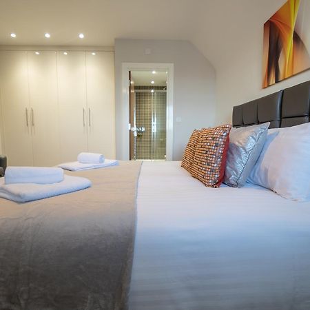 Helios Court Penthouse Serviced Apartment By Ferndale เมเดนเฮด ภายนอก รูปภาพ