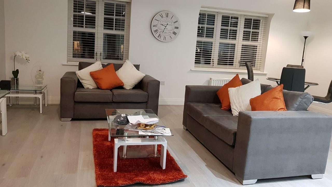 Helios Court Penthouse Serviced Apartment By Ferndale เมเดนเฮด ภายนอก รูปภาพ
