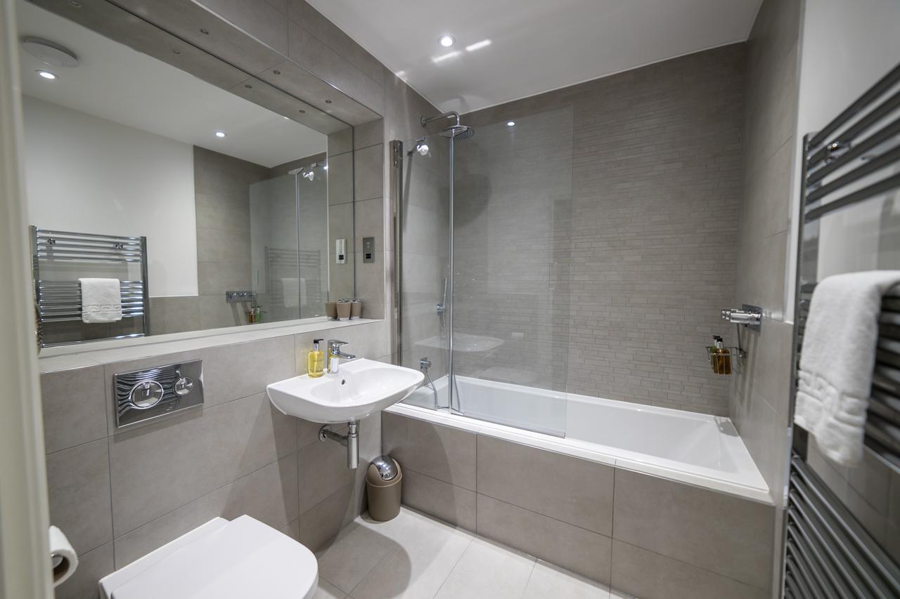 Helios Court Penthouse Serviced Apartment By Ferndale เมเดนเฮด ภายนอก รูปภาพ