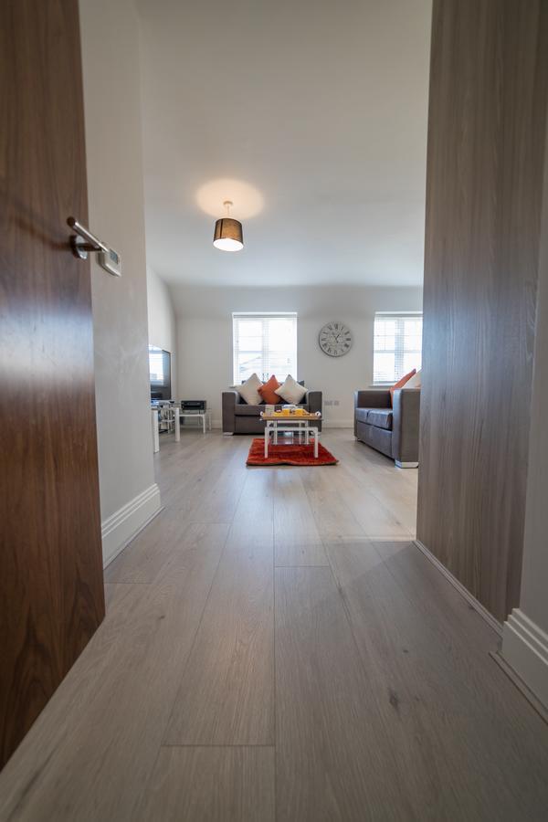 Helios Court Penthouse Serviced Apartment By Ferndale เมเดนเฮด ภายนอก รูปภาพ