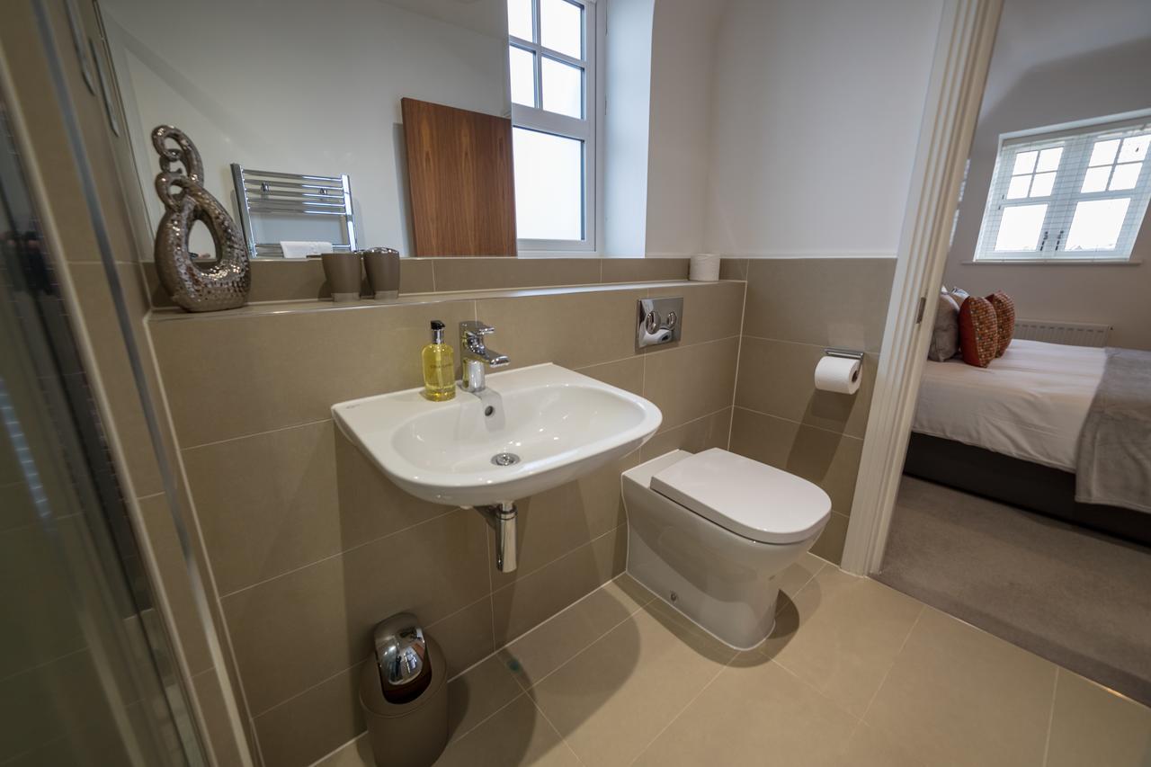 Helios Court Penthouse Serviced Apartment By Ferndale เมเดนเฮด ภายนอก รูปภาพ