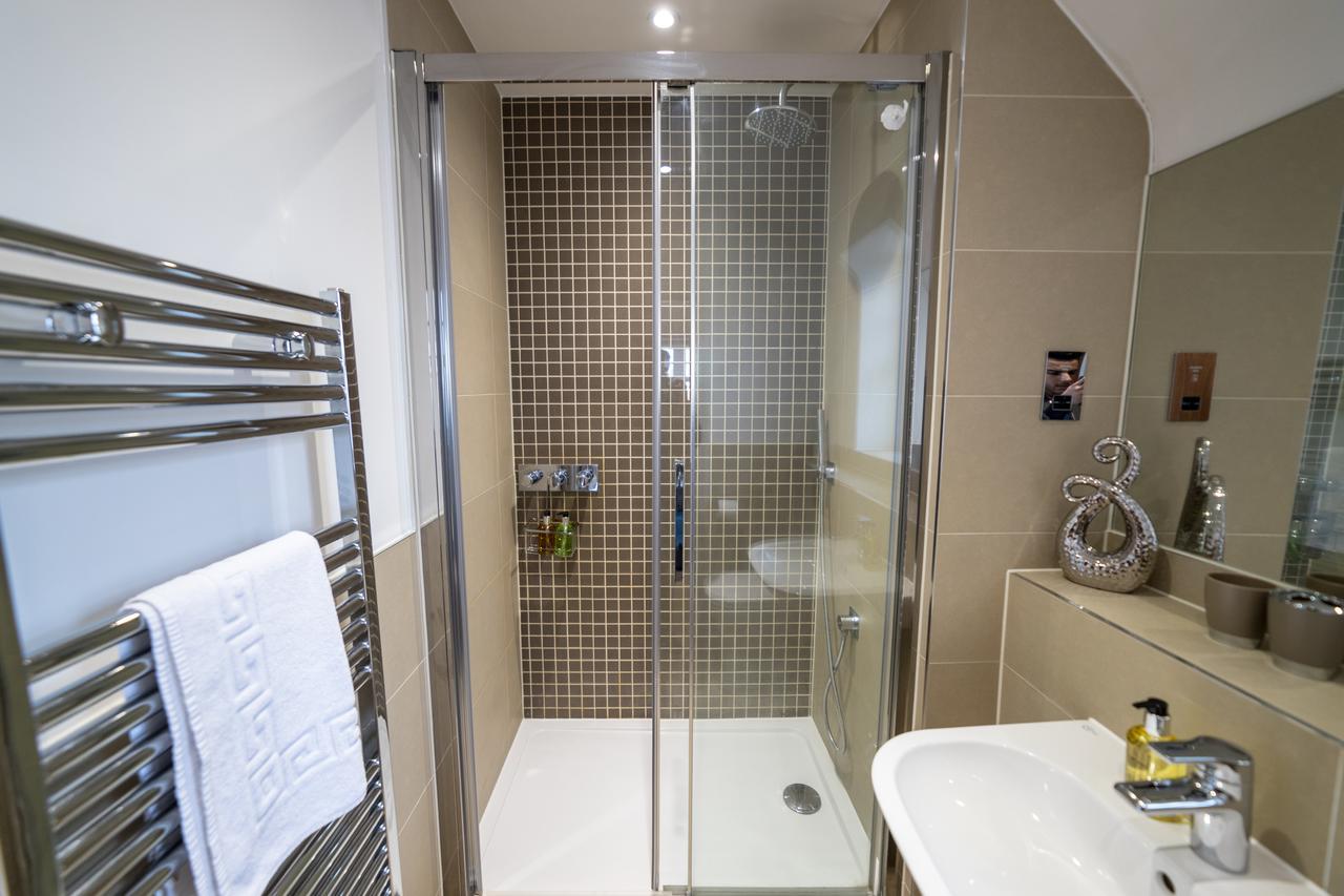 Helios Court Penthouse Serviced Apartment By Ferndale เมเดนเฮด ภายนอก รูปภาพ