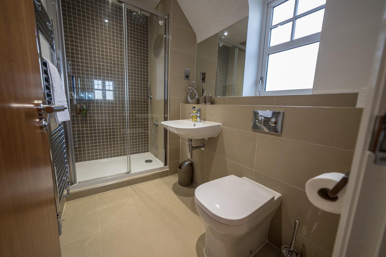 Helios Court Penthouse Serviced Apartment By Ferndale เมเดนเฮด ภายนอก รูปภาพ