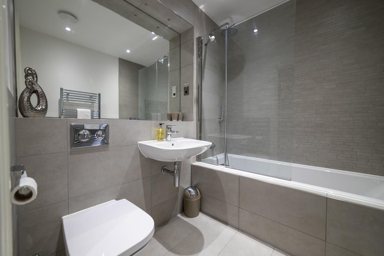 Helios Court Penthouse Serviced Apartment By Ferndale เมเดนเฮด ภายนอก รูปภาพ