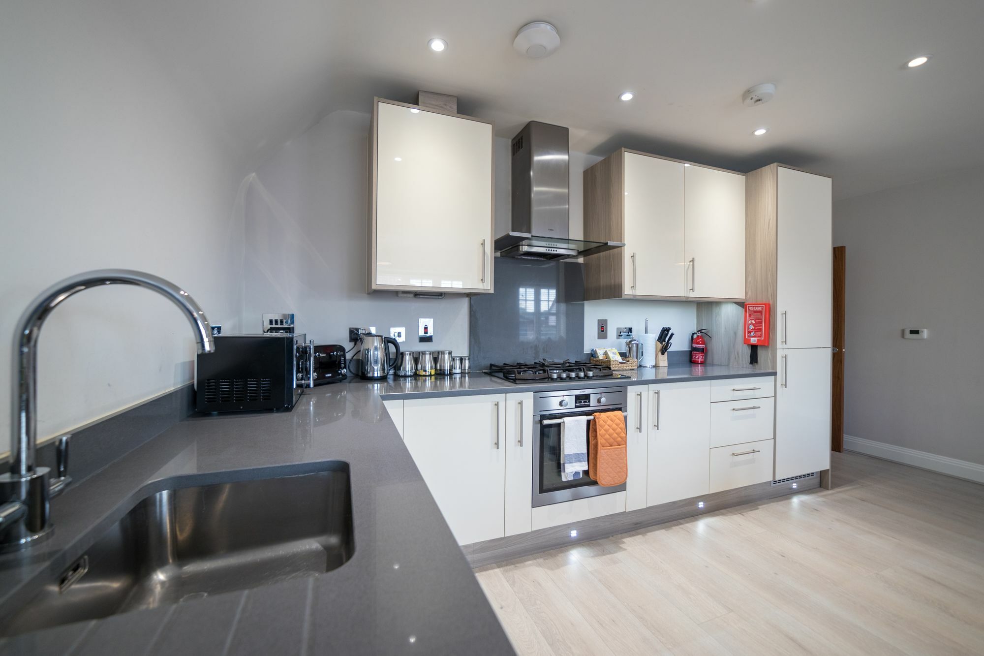 Helios Court Penthouse Serviced Apartment By Ferndale เมเดนเฮด ภายนอก รูปภาพ