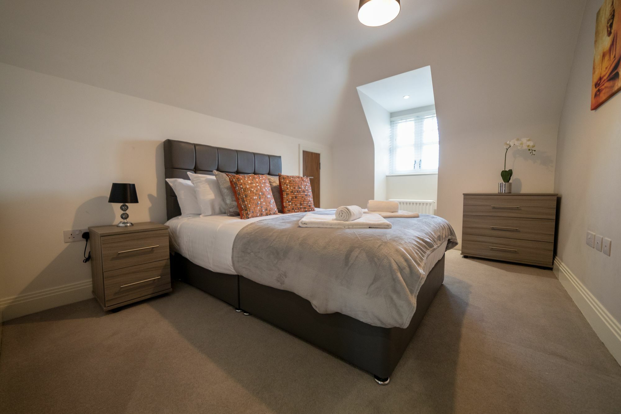 Helios Court Penthouse Serviced Apartment By Ferndale เมเดนเฮด ภายนอก รูปภาพ