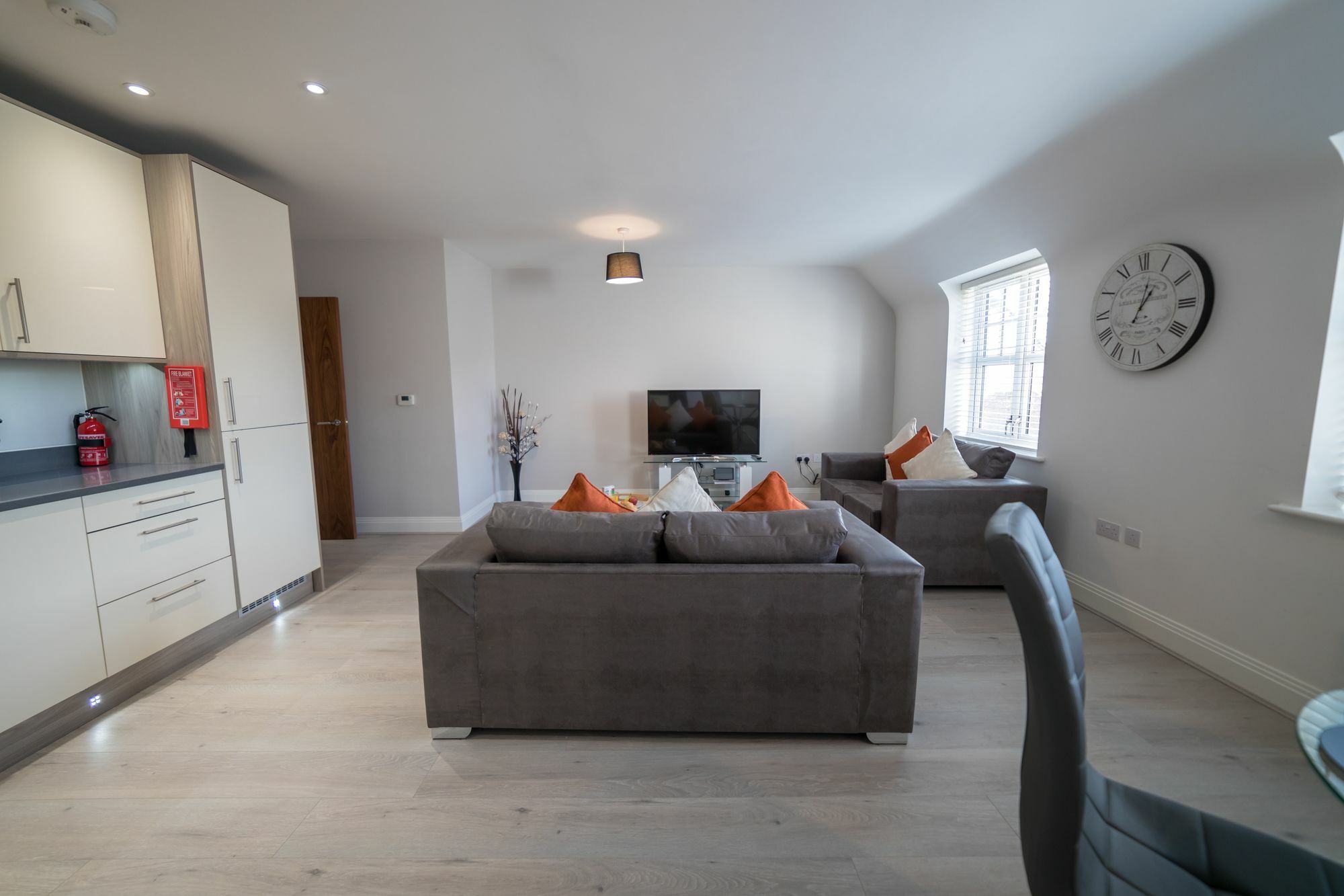 Helios Court Penthouse Serviced Apartment By Ferndale เมเดนเฮด ภายนอก รูปภาพ