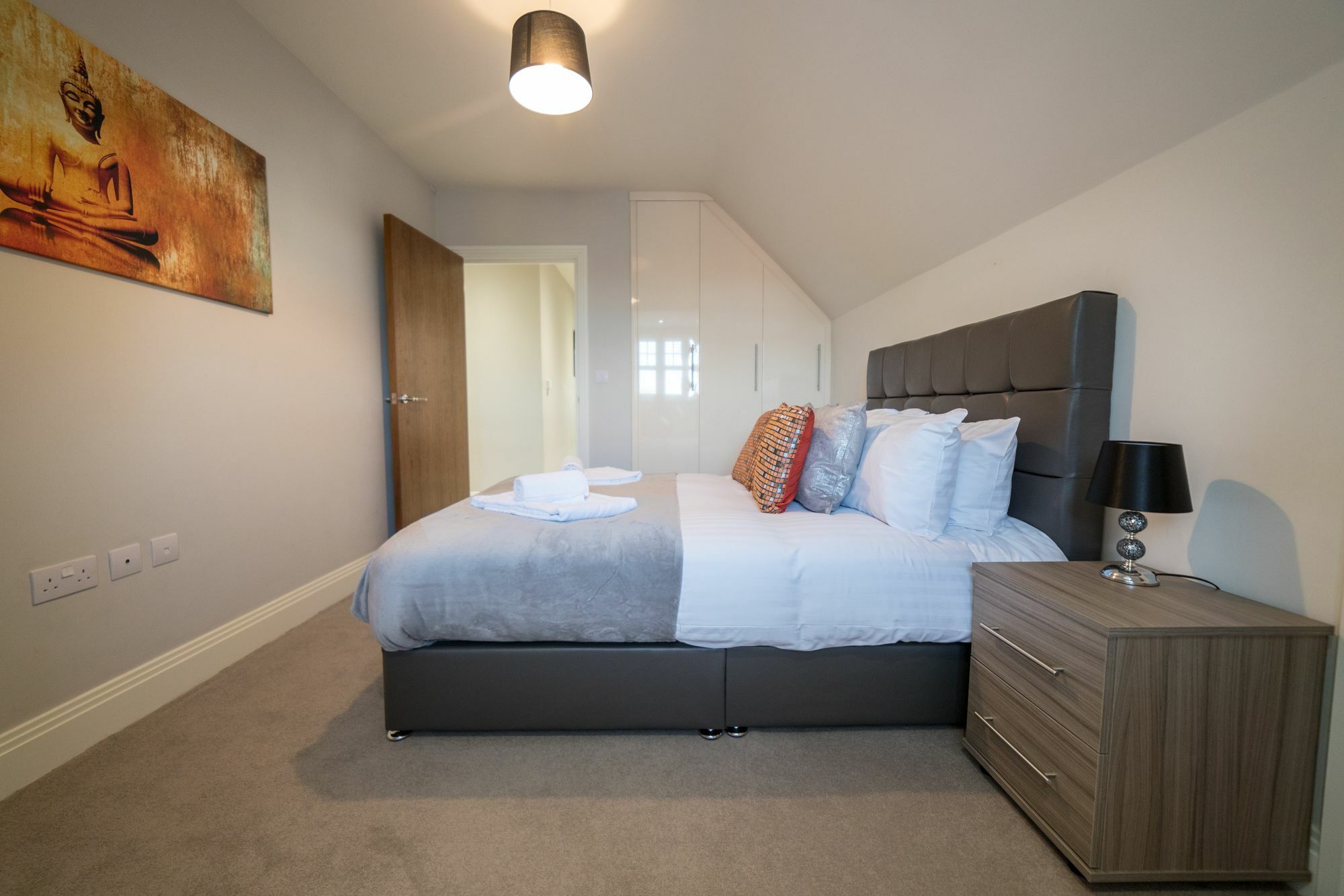 Helios Court Penthouse Serviced Apartment By Ferndale เมเดนเฮด ภายนอก รูปภาพ