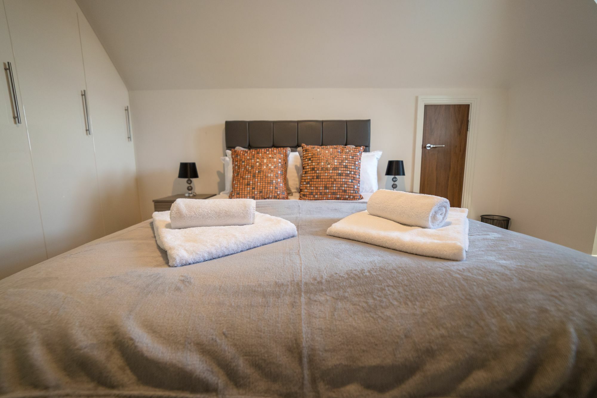Helios Court Penthouse Serviced Apartment By Ferndale เมเดนเฮด ภายนอก รูปภาพ