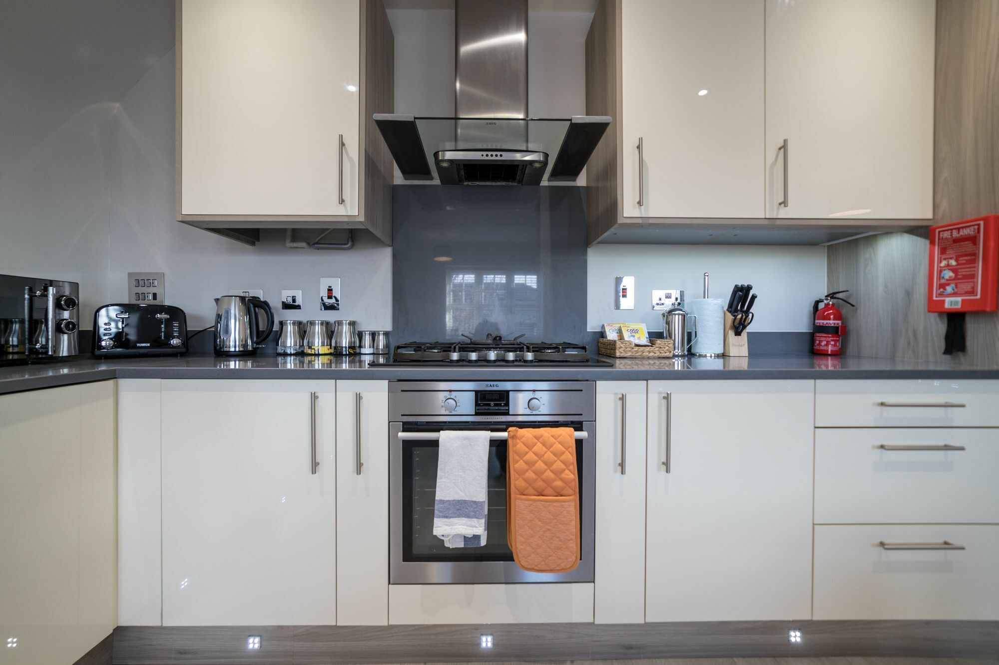 Helios Court Penthouse Serviced Apartment By Ferndale เมเดนเฮด ภายนอก รูปภาพ